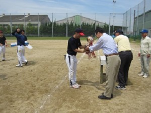 ホクシン㈱ 優勝トロフィー授与　 トロフィーは代々引き継がれている年代ものです 第１回は昭和５７年開催です。